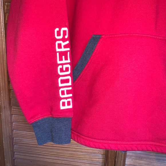Wisconsin Badgers red pullover hoodie sweatshirt with front pockets XL - Picture 3 of 6